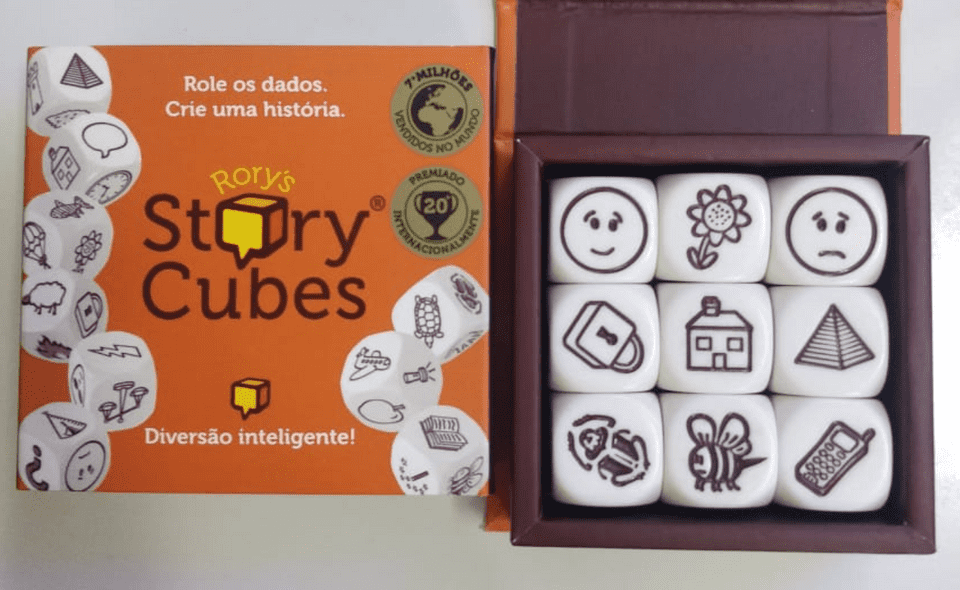 Foto da caixa do Story cubes aberta mostrando 9 dados com imagens diferentes